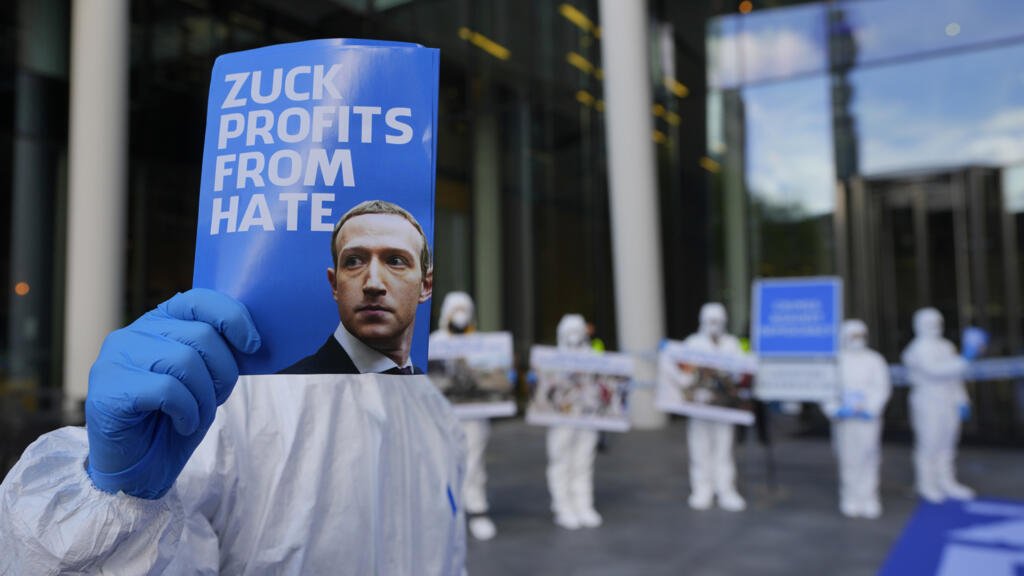 Activista británico que lucha contra la desinformación obtiene protección contra posible deportación