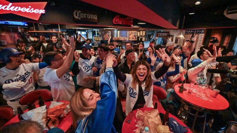 Alegría desbordante: aficionados de los Dodgers festejan en Los Ángeles su octava conquista de la Serie Mundial