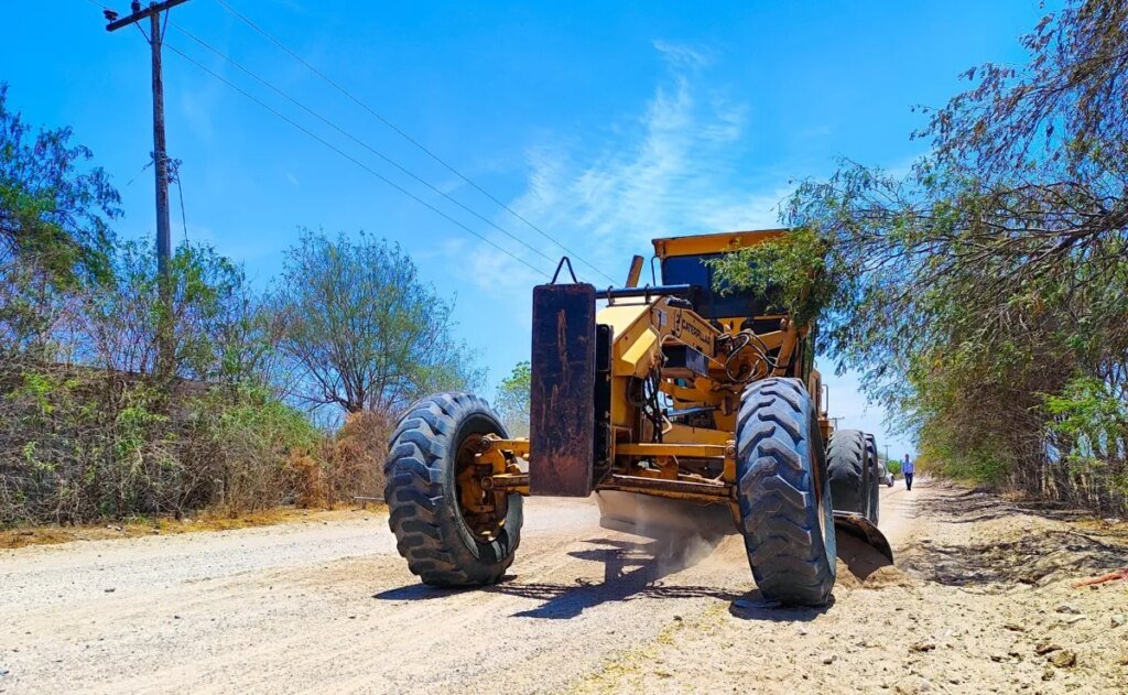 Aumentan los esfuerzos de mantenimiento en los caminos rurales de Salvador Alvarado
