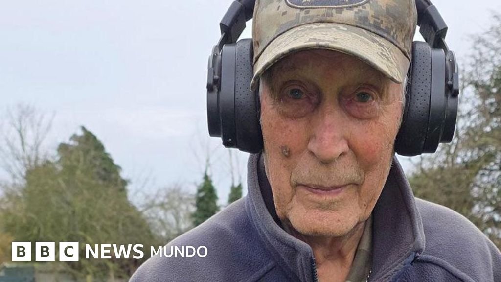 Descubrí una espada sujeta por una mano