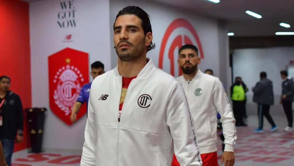 El "Pollo" Briseño y Dieter Villalpando reavivan su antigua rivalidad en Chivas