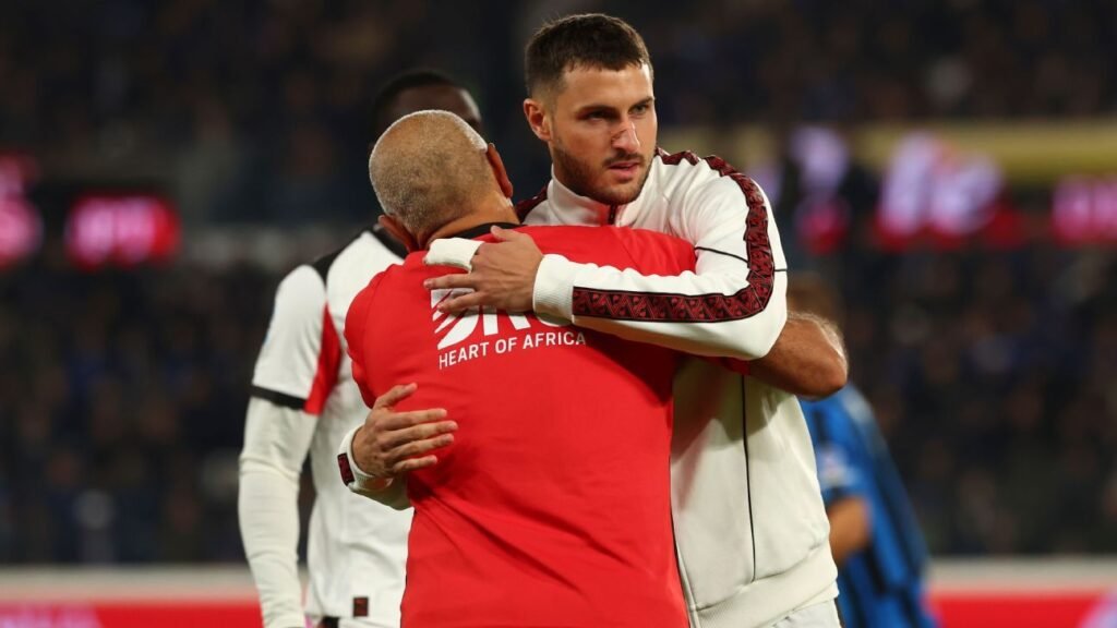 El entrenador del Milan confirma la llegada de Giménez y aclara si hubo conversaciones sobre su salida.