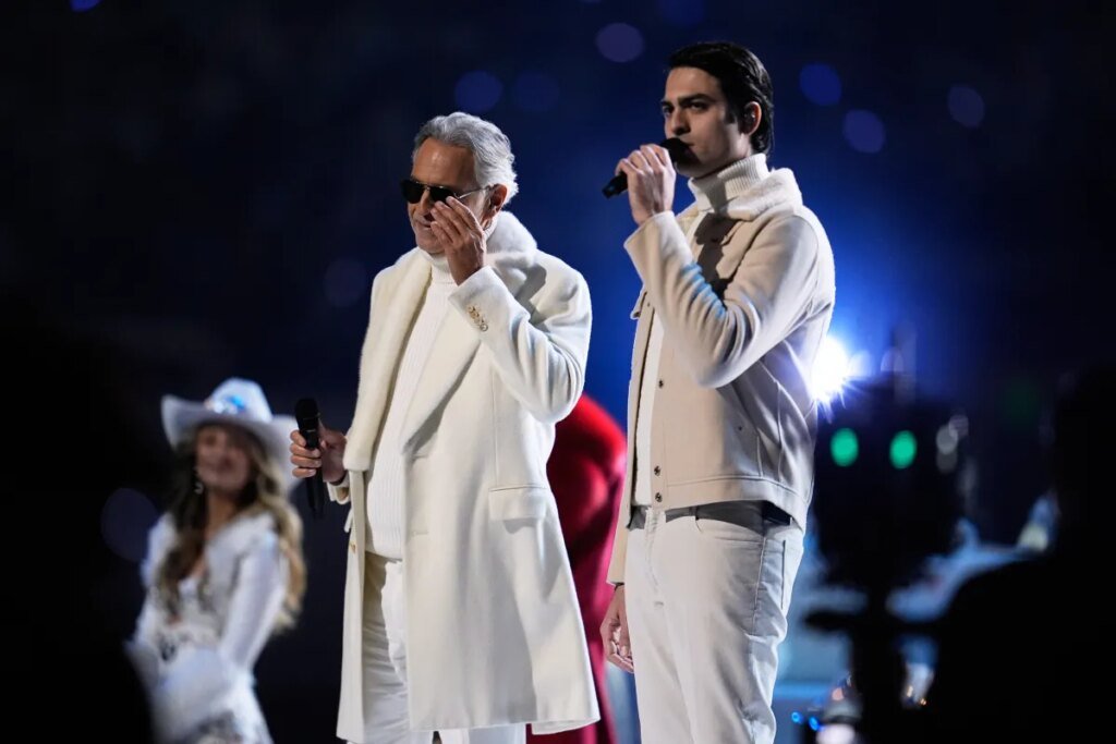 El trasfondo de la actuación de Andrea Bocelli y Snoop Dog en el medio tiempo del partido navideño de Netflix