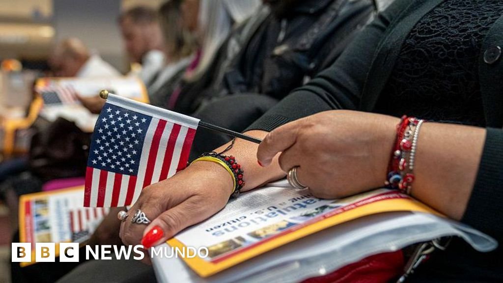 “Estamos en un limbo: migrantes comparten su experiencia tras la cancelación de su ceremonia de ciudadanía por el gobierno de Trump”