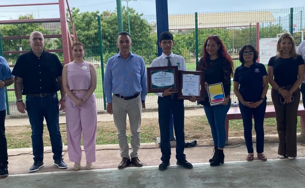 Estudiante sobresaliente en Cálculo Mental recibe premio en Conalep 3, Mazatlán