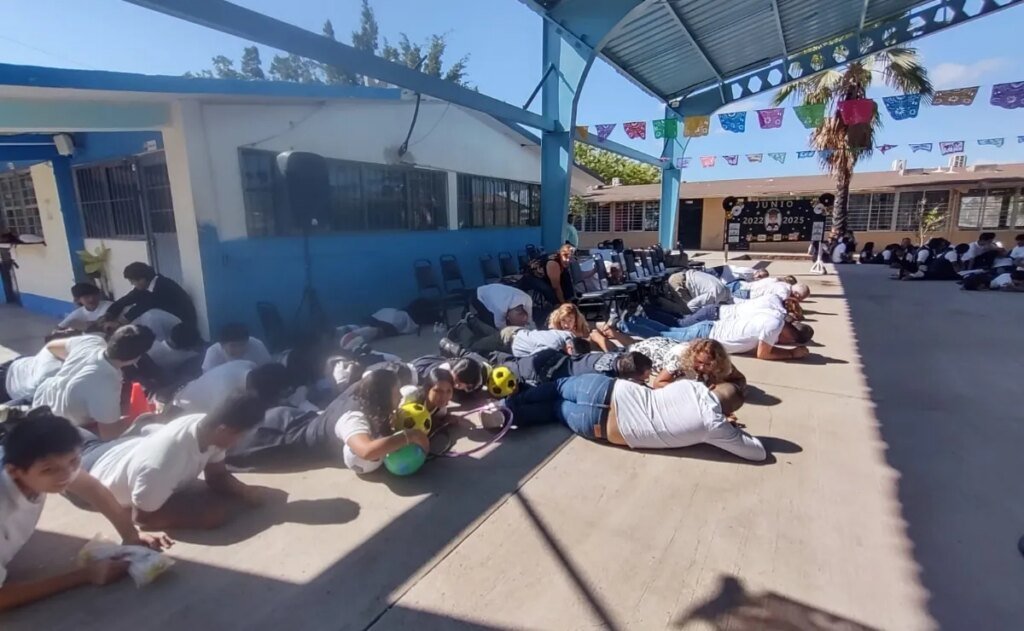 Estudiantes de secundaria del SNTE llevan a cabo un simulacro de emergencia de alto riesgo