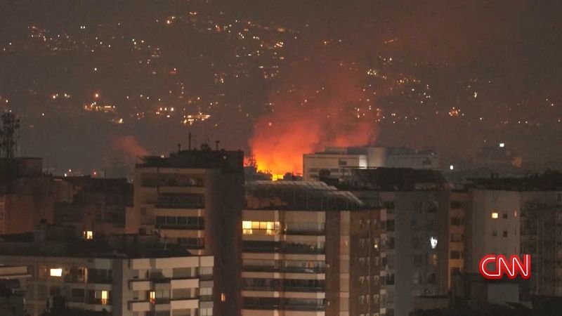 Explosiones y nubes de humo oscurecen el cielo de Beirut tras un reciente bombardeo israelí