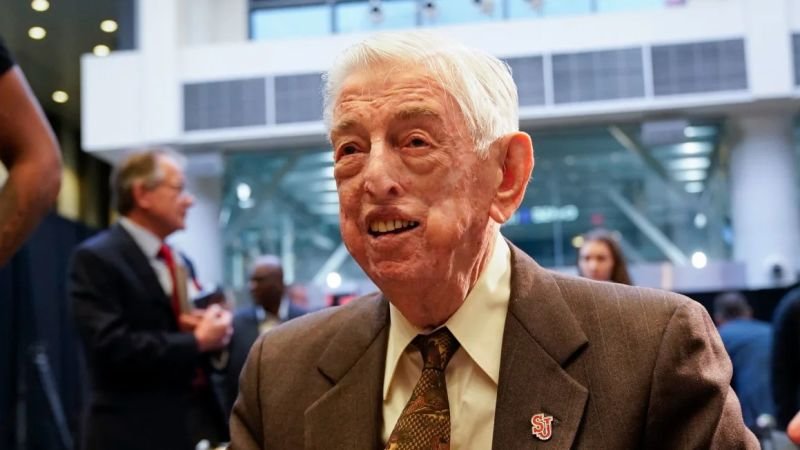 Fallece Lou Carnesecca, legendario entrenador de St. John's y miembro del Salón de la Fama, a los 99 años