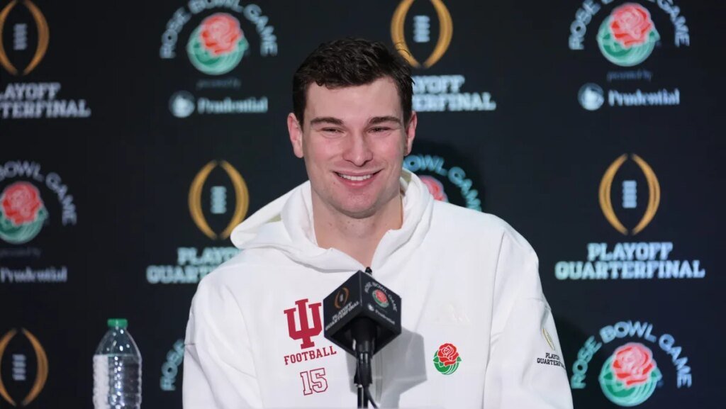 Fernando Mendoza busca motivar a la comunidad latina en el Rose Bowl