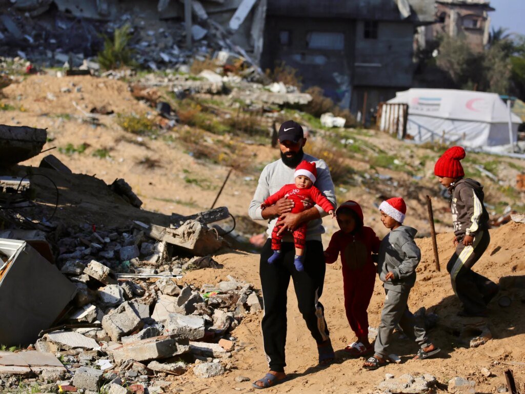 Fuerzas israelíes matan a un palestino en Gaza y realizan allanamientos en toda Cisjordania