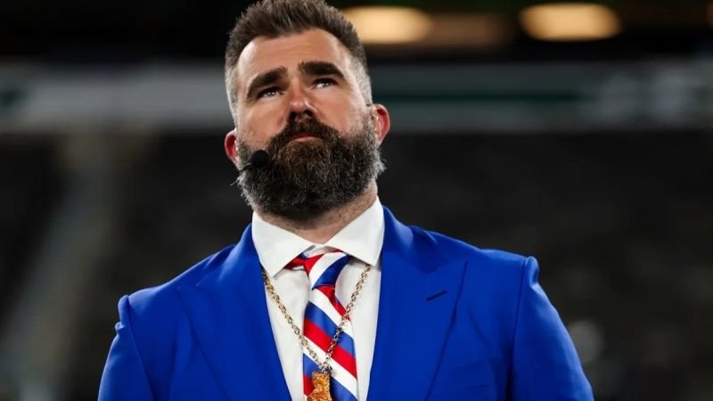 Jason Kelce se disculpa tras arrojar un teléfono celular por el insulto homofóbico de un fanático