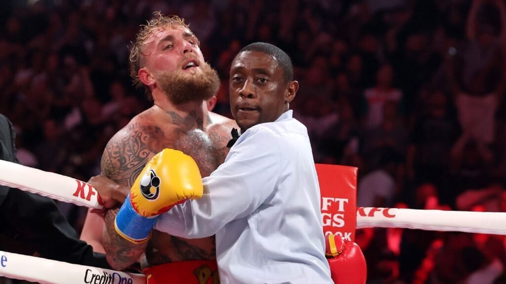 Joshua le enseña a Paul que el boxeo no es un simple juego