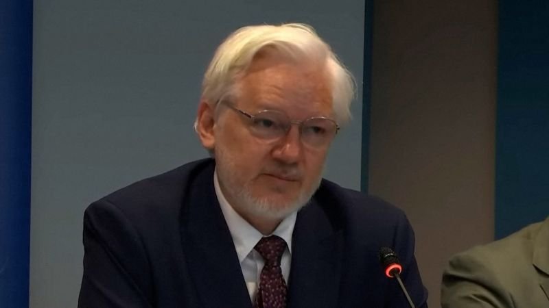Julian Assange regresa tras su liberación y aboga por la libertad de prensa