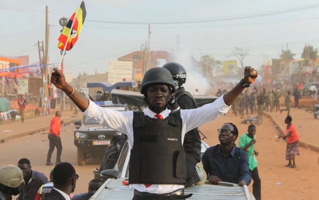 La policía de Uganda lanza gas lacrimógeno contra la multitud en el evento de campaña de Bobi Wine