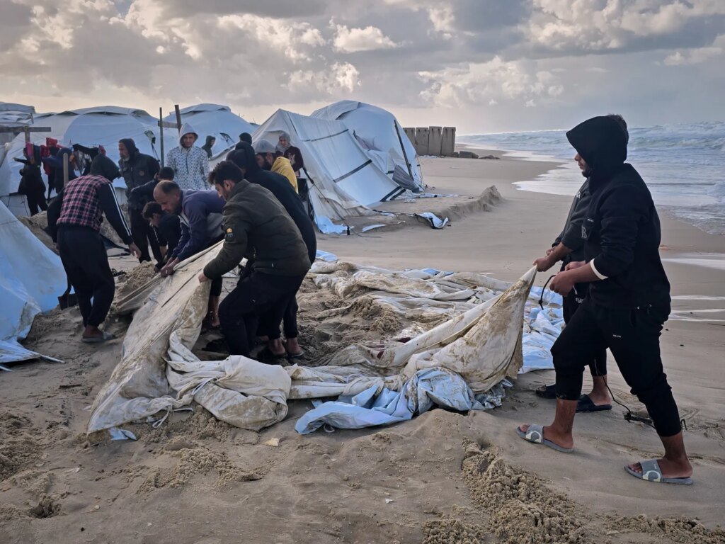 Las inundaciones invernales devastan los campamentos de desplazados en Gaza mientras Israel restringe la ayuda