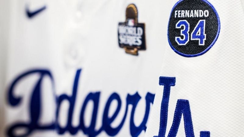 Los Dodgers rinden homenaje a Fernando Valenzuela con un parche conmemorativo en la Serie Mundial