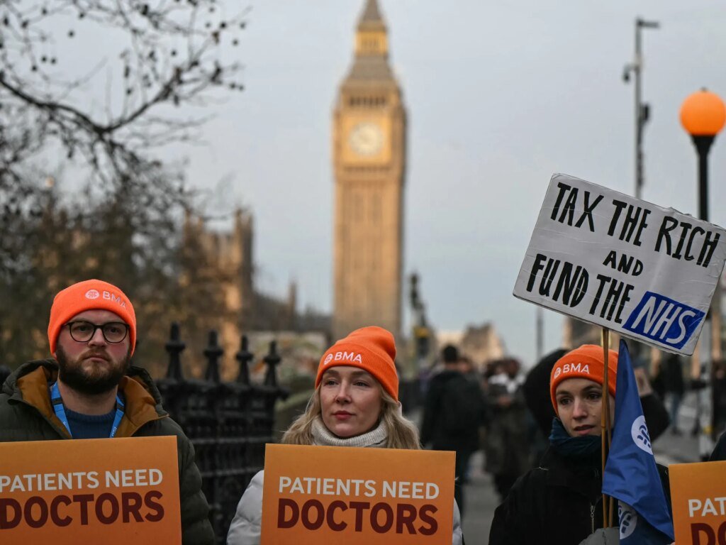 Médicos residentes en Inglaterra inician una huelga de cinco días