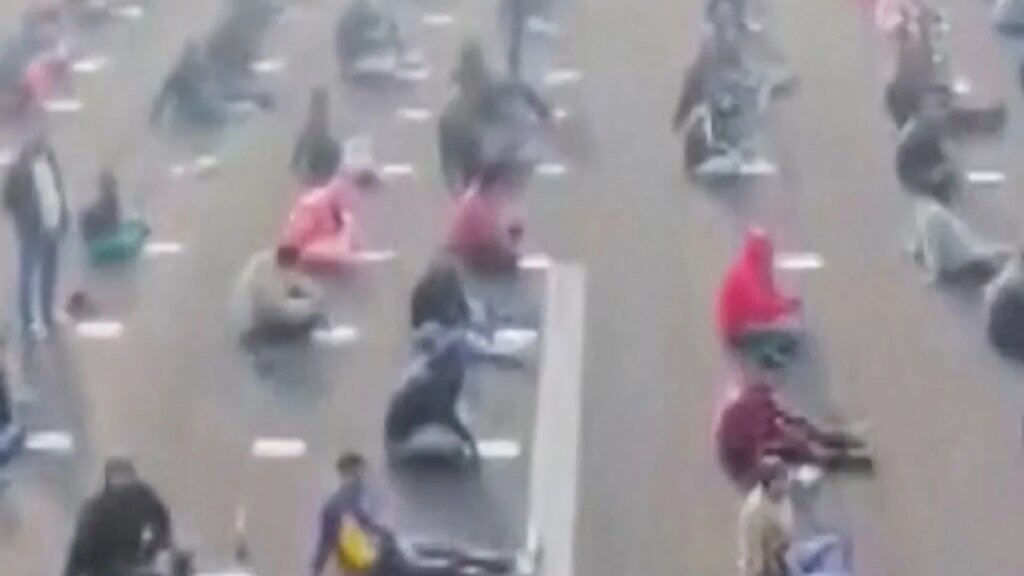 Miles de candidatos se presentan a examen gubernamental en una pista de aterrizaje en India.