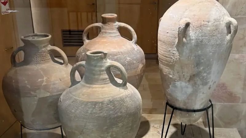 Niño causa sin querer la ruptura de un jarrón ancestral de 3.500 años