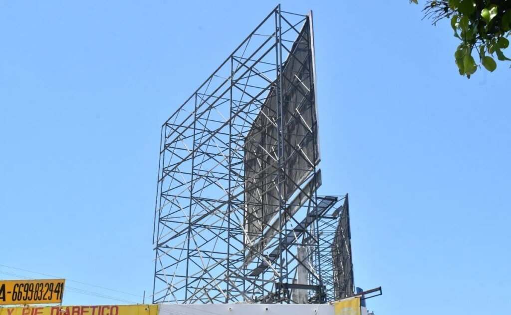 Protección Civil lanza 40 recomendaciones y cierra un espectacular en Culiacán por riesgos de seguridad