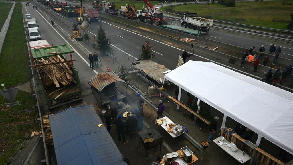 Protestas agrícolas en el suroeste de Francia: bloqueos continúan a pesar de la petición de una "tregua navideña"