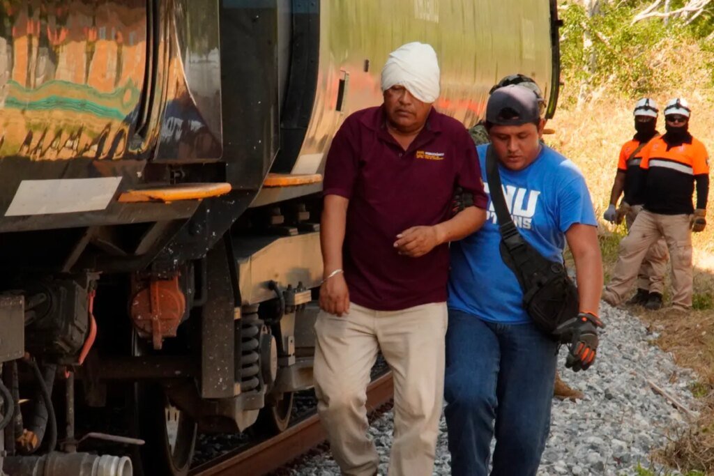 Sheinbaum solicita una profunda investigación sobre el descarrilamiento del tren Interoceánico en Oaxaca.