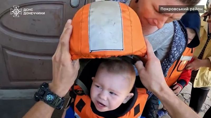 Ucranianos escapan de una ciudad en ruinas ante la llegada de las fuerzas rusas