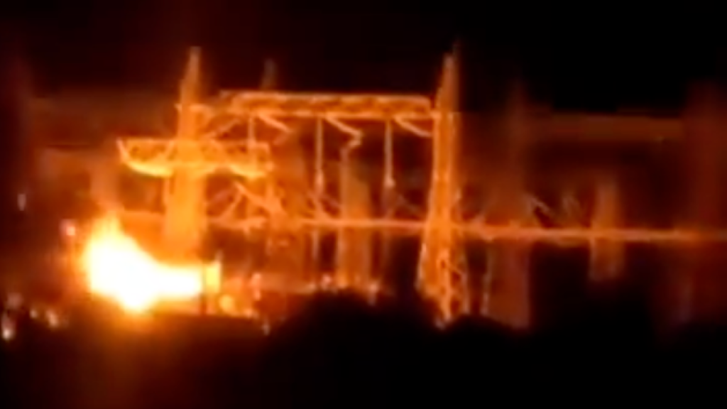 Un ataque con drones sumerge a las principales ciudades de Sudán en la oscuridad mientras la guerra civil estalla