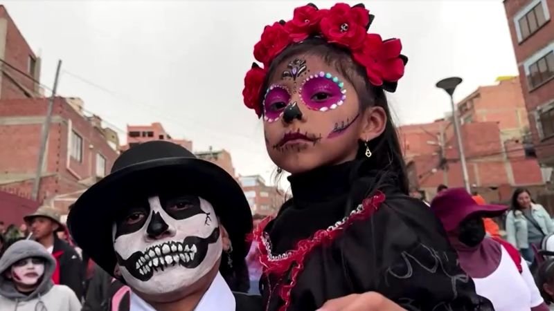 Un desfile anual de zombis invade las calles de Bolivia