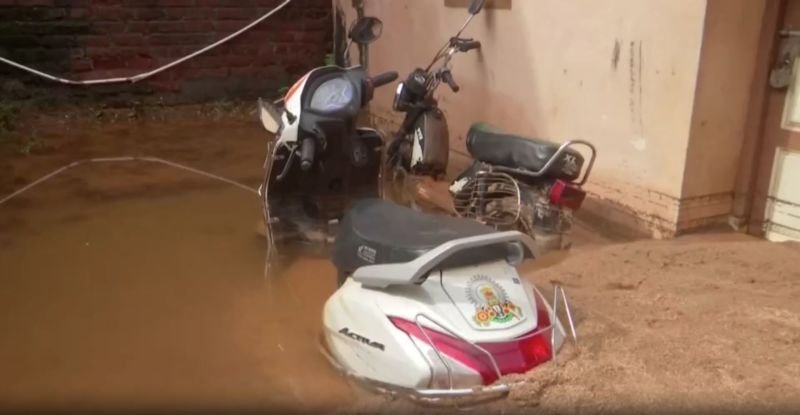 Un deslizamiento de tierra sepulta viviendas en Tamil Nadu, India