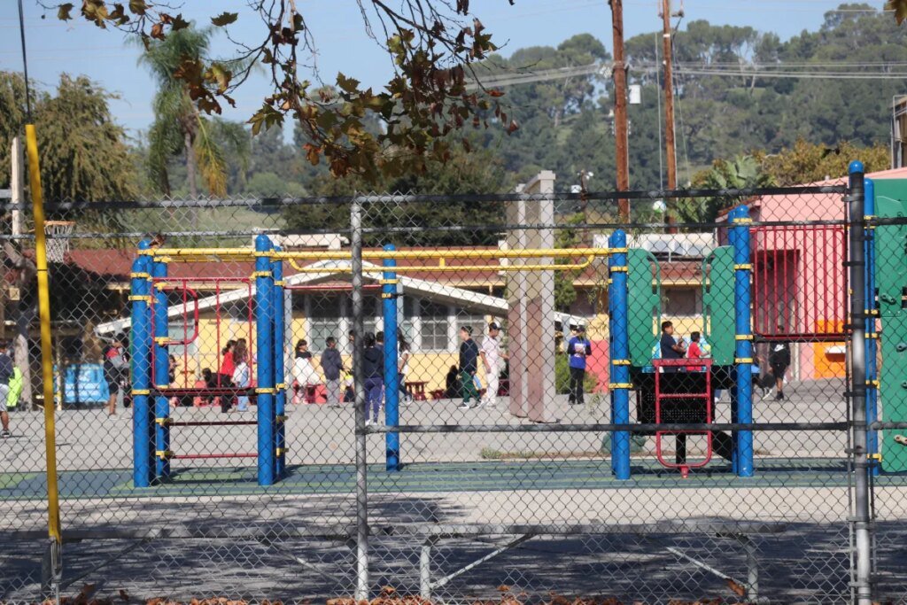 Una maestra enfrenta la pérdida de 15 alumnos este año escolar debido a las redadas.