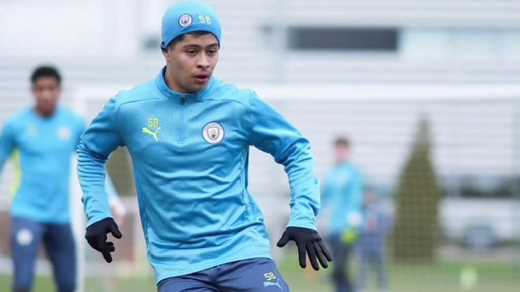 ¿Quién es Alex Alcalá? Su viaje desde la academia del Manchester City hasta Querétaro