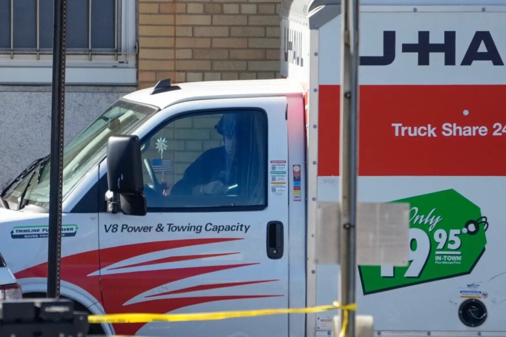 Camión arrolla a manifestantes en protesta en Los Ángeles