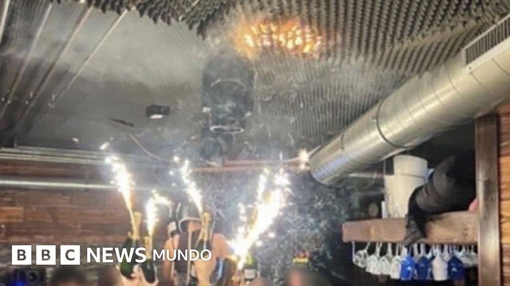 Imágenes y videos muestran la rápida expansión del incendio en un bar de esquí en Suiza durante la Nochevieja.