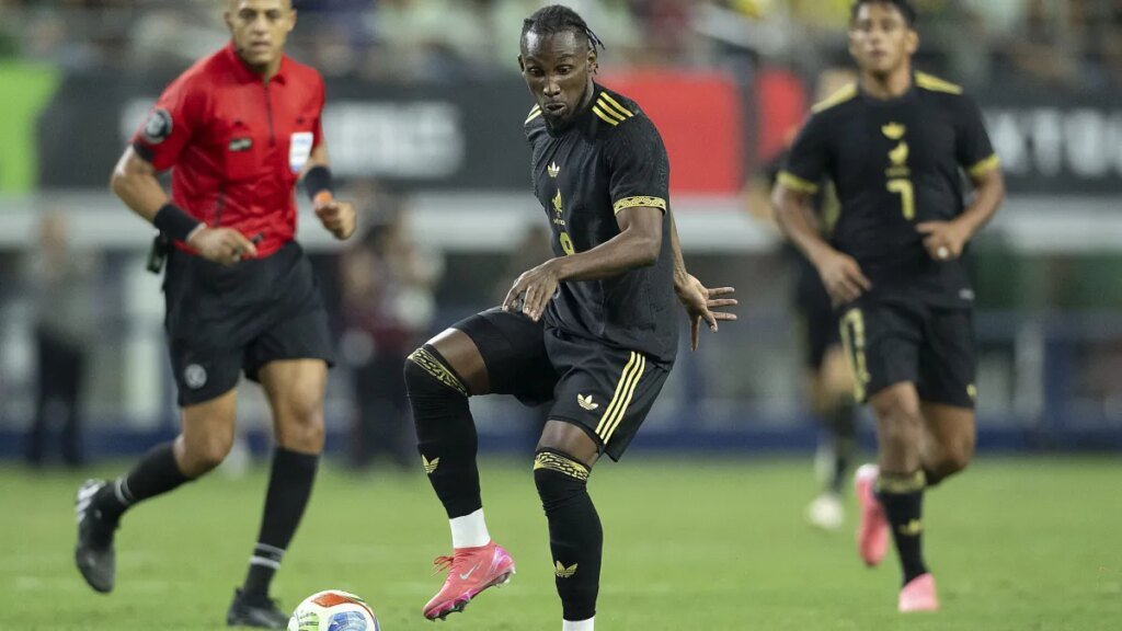 Julián Quiñones sigue levantando la mano por un lugar en el Mundial 2026