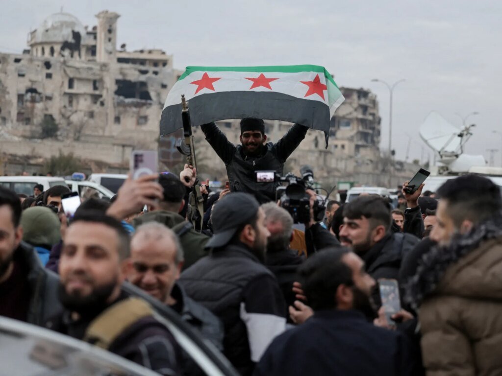 Los últimos combatientes de las SDF lideradas por kurdos abandonan Alepo, Siria, tras días de enfrentamientos.