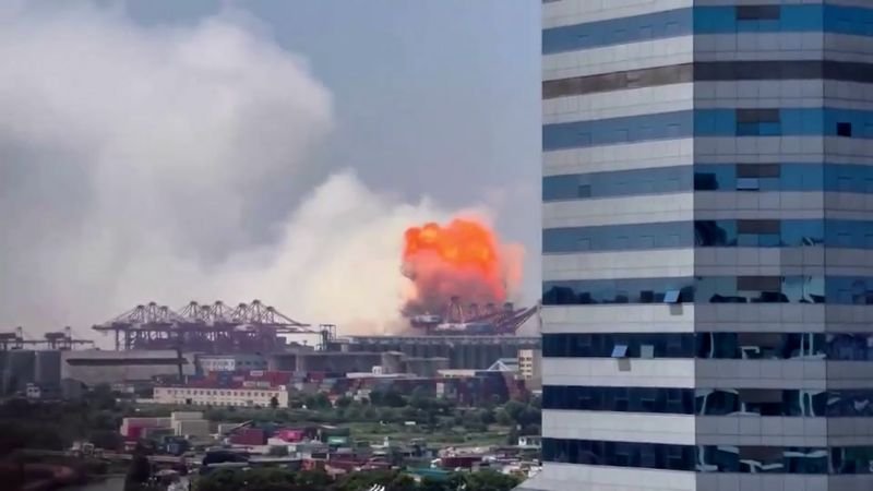 Un video de seguridad registra la impresionante explosión de un buque de carga