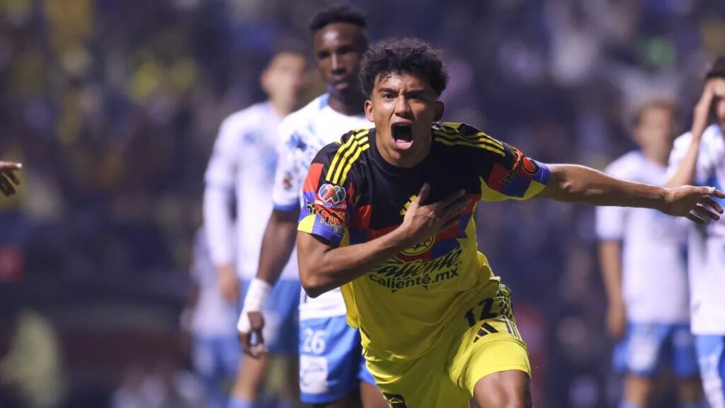 América revive su mejor versión al vencer 4-0 al Puebla, desafiando al arbitraje