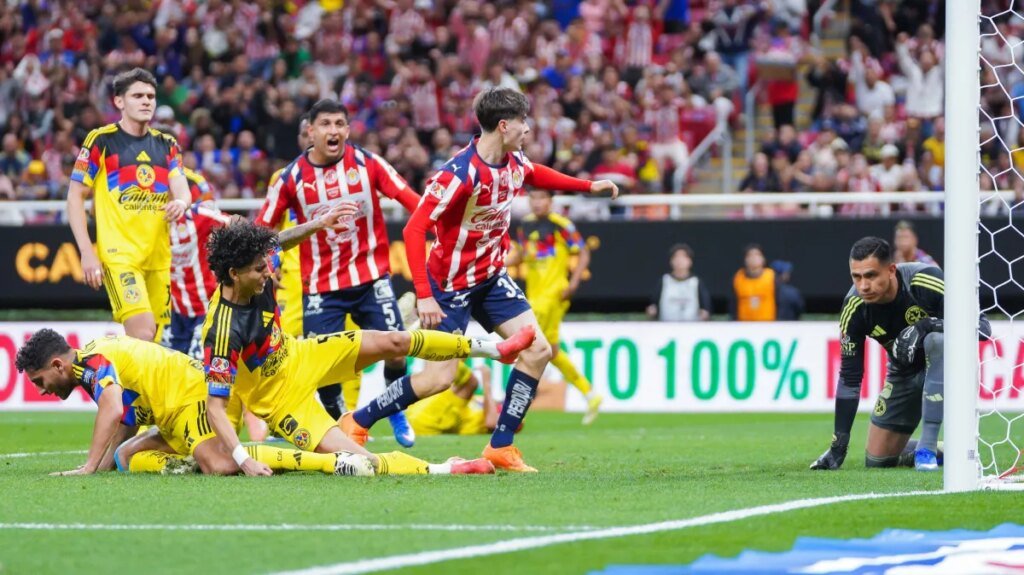 “Hormiga” González marca la diferencia en la edición 264 del Clásico Nacional: Chivas 1, América 0