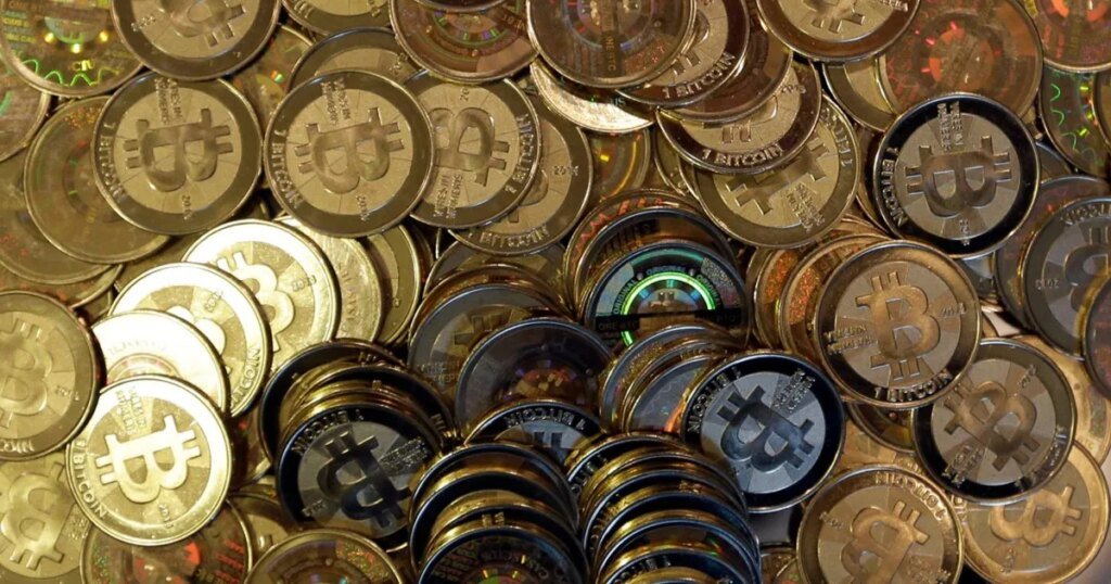 La caída del Bitcoin persiste, eliminando las ganancias desde la elección de Trump.