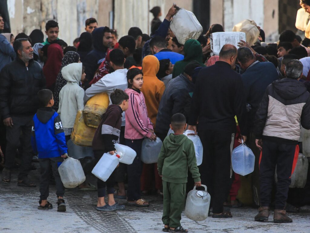 Israel obstaculiza la reparación de la infraestructura hidráulica dañada, agravando la crisis de salud en Gaza
