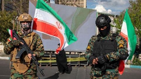 Cómo EE.UU. e Irán lograron un acuerdo para el cese de fuego y la reapertura del estrecho de Ormuz