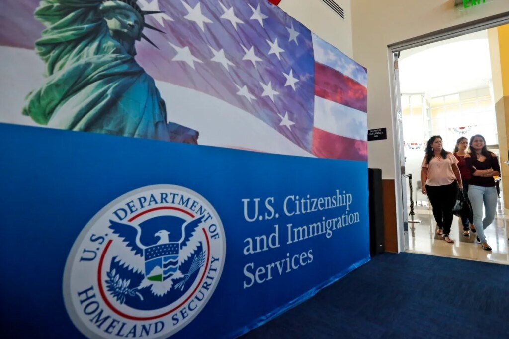 El tribunal exige a USCIS que reanude las solicitudes de residencia de 83 inmigrantes