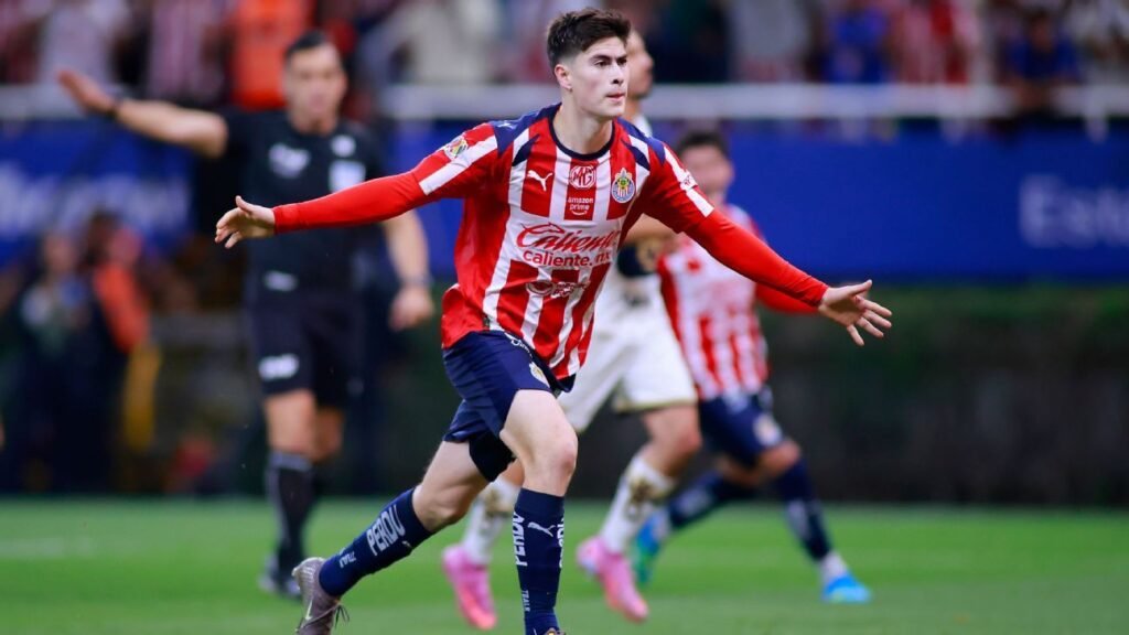 González destaca con dos goles y mantiene viva la racha de Chivas frente a Pumas