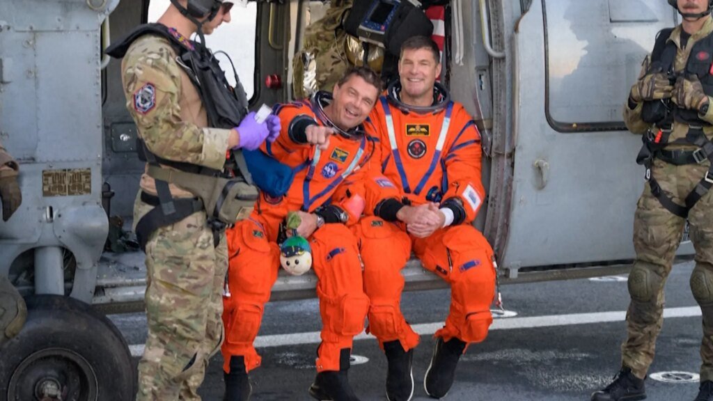 La tripulación de Artemis II es vista en el barco de recuperación tras su regreso de la misión lunar.