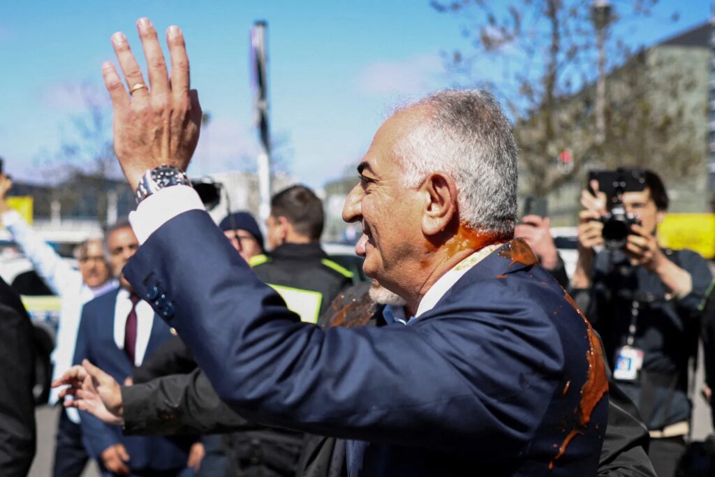 Manifestante lanza líquido rojo a Reza Pahlavi durante su visita a Alemania