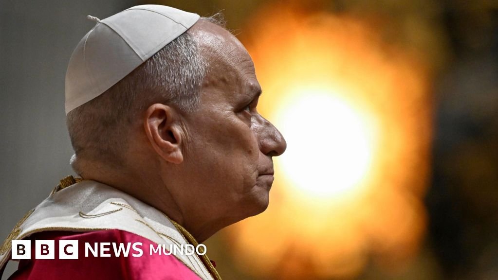 Trump arremete con fuerza contra el papa León XIV por sus críticas a la guerra en Irán, quien le responde que "no teme" sus acusaciones.