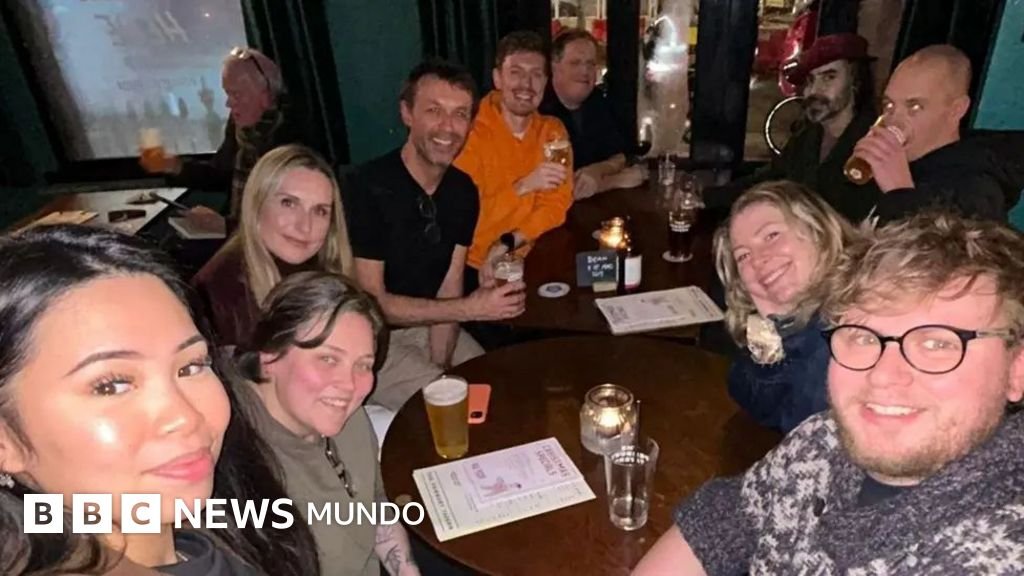 Un hombre convierte pubs en refugios de conversación tras el suicidio de su mejor amigo: 'No sabía lo triste que estaba'