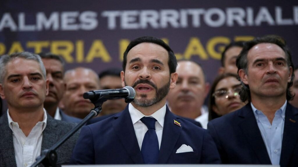 De la Espriella desafía la norma y ofrece su primer discurso como presidente de Colombia ante las fuerzas armadas.