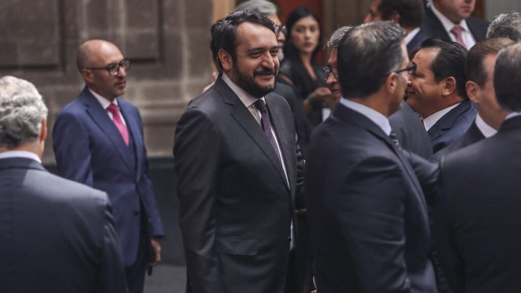Andrés López Beltrán se postula como candidato de Morena a la diputación federal